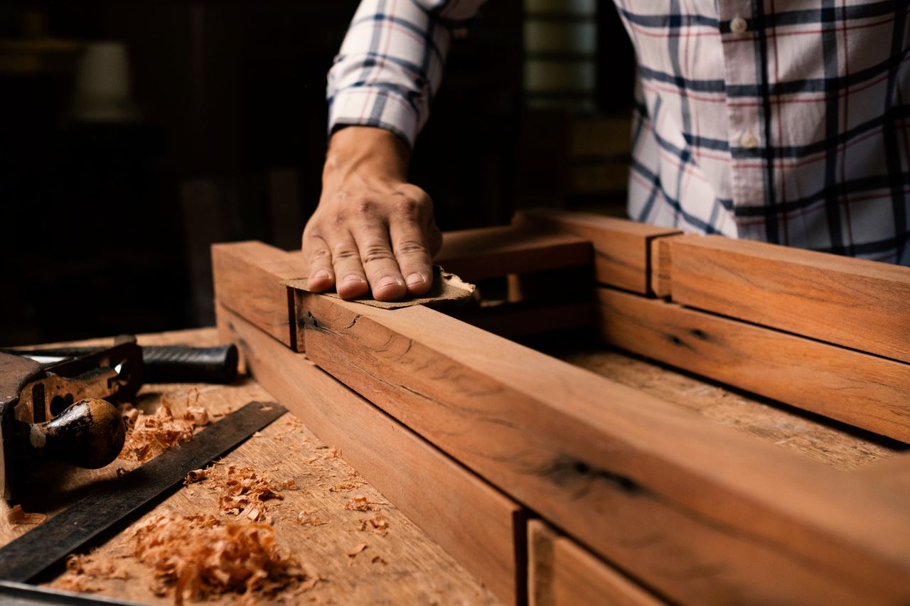 Équipe d'ébénistes collaborant dans l'atelier