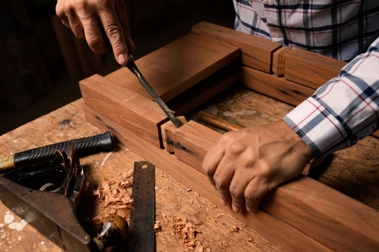 Vue de l'atelier d'ébénisterie avec planches de bois empilées