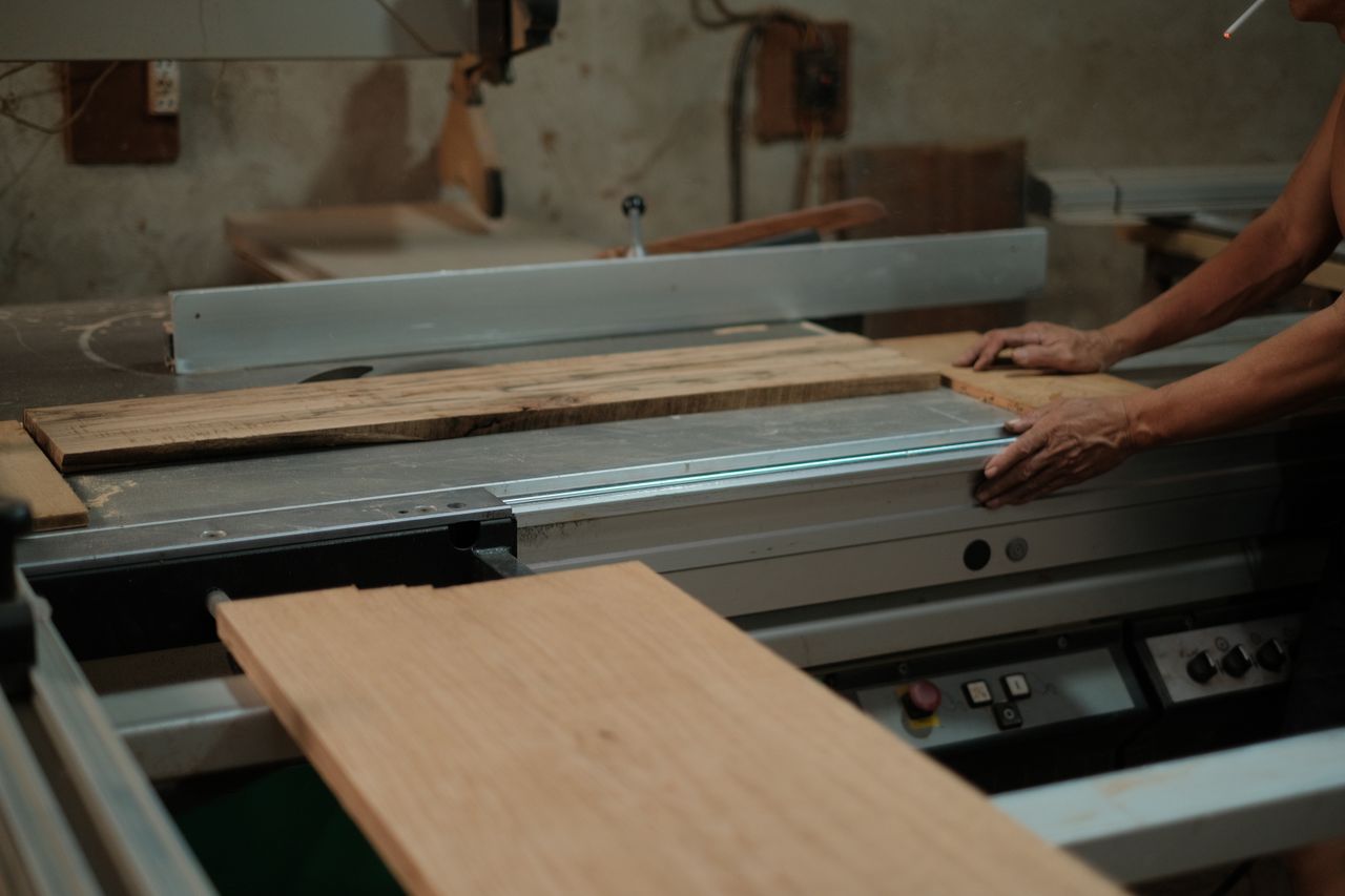 Ébéniste travaillant dans son atelier à Montréal